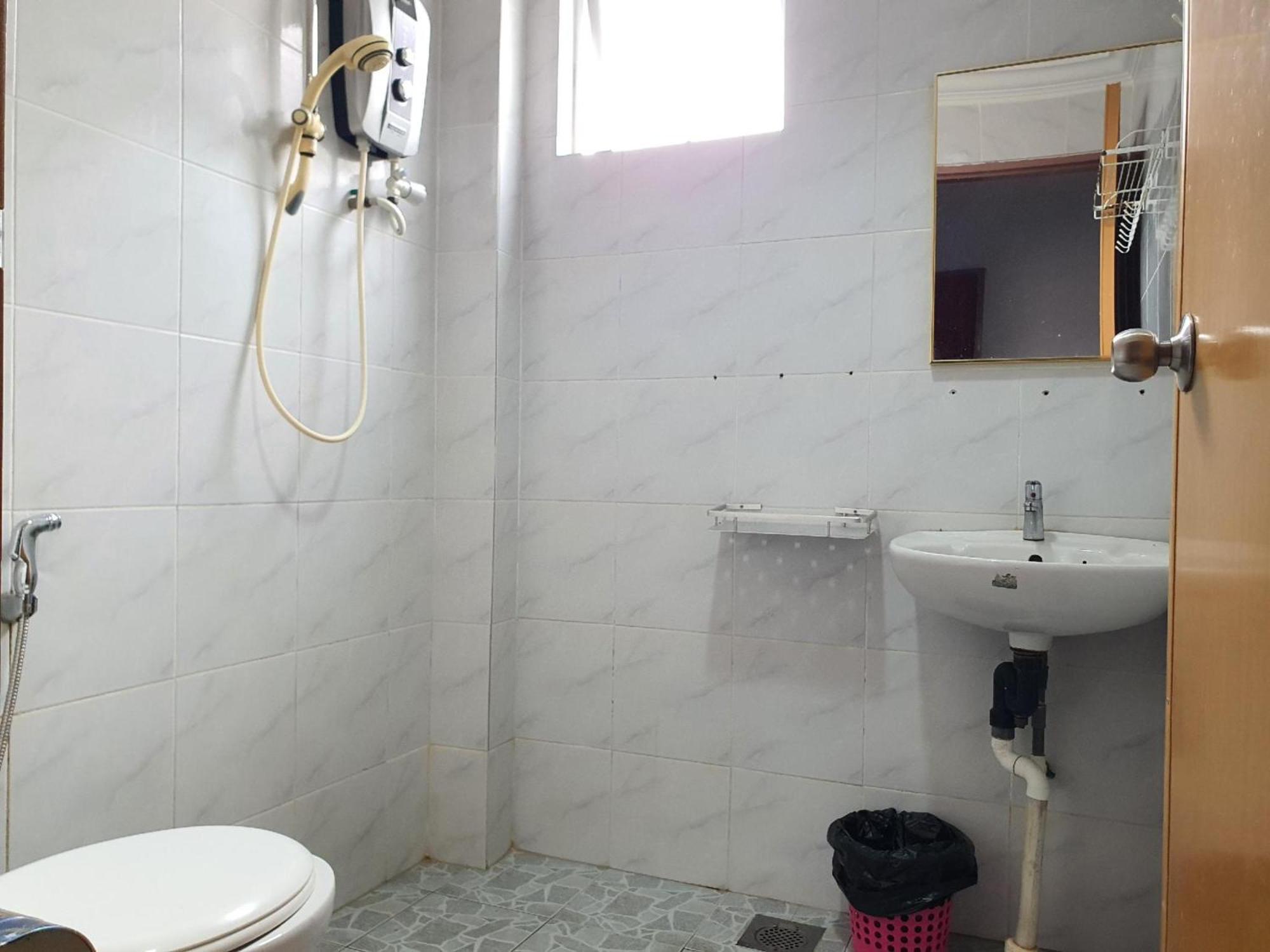 Oyo 90964 Melody 88 Inn Miri Extérieur photo